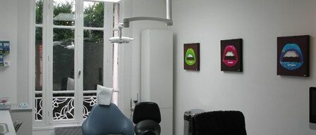 Salle de soin avec siège d'orthodontie