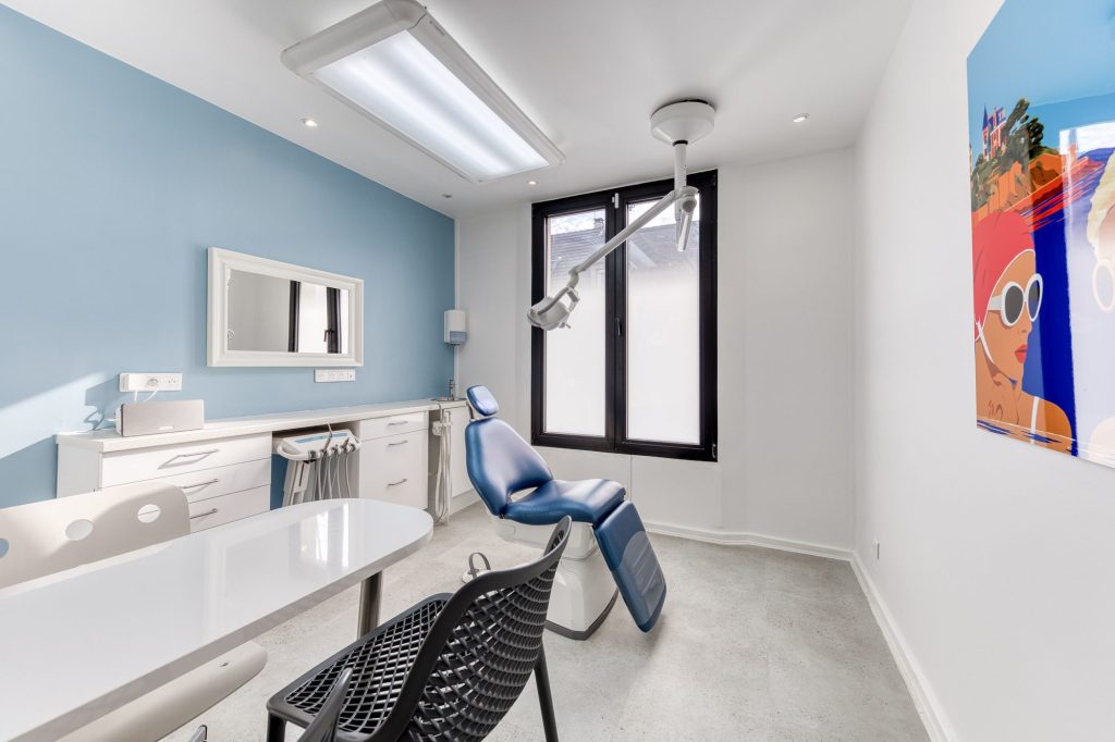 Salle de soins au mur bleu