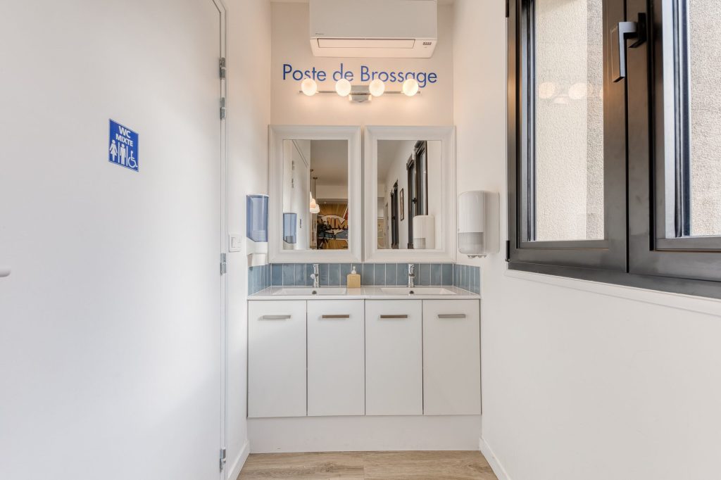 Poste de brossage pour les patients