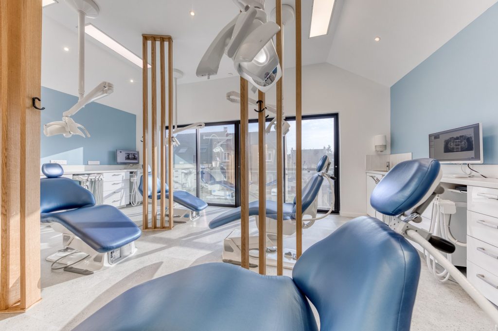 Salle de soins collective lumineuse