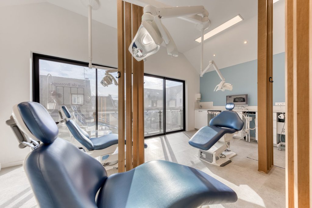 Salle de soins collective avec baie vitrée