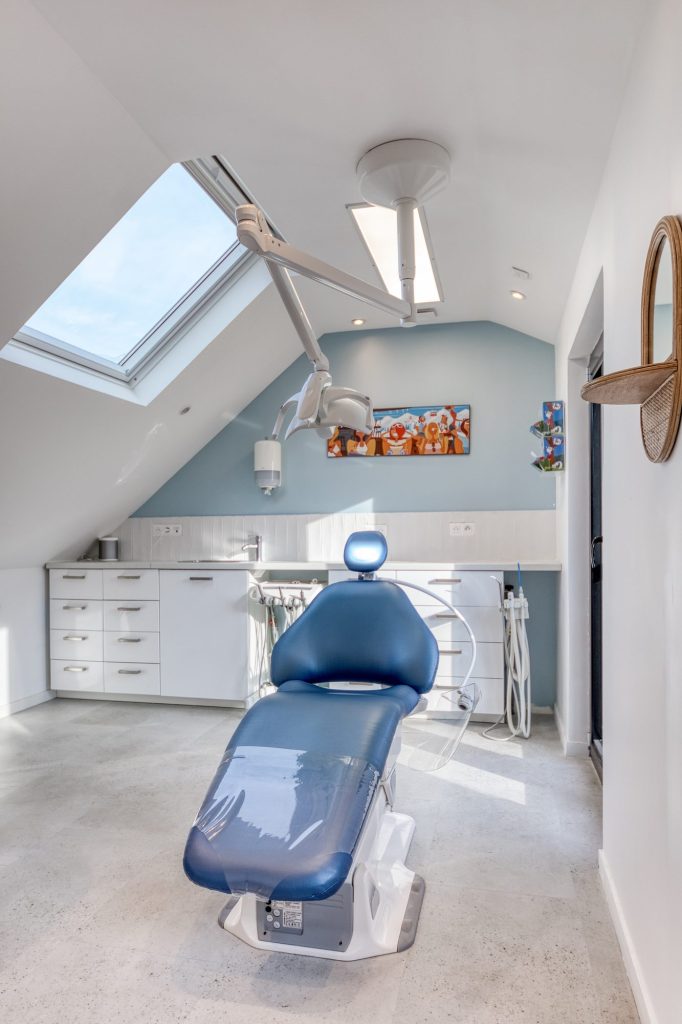Salle de soins mansardée lumineuse