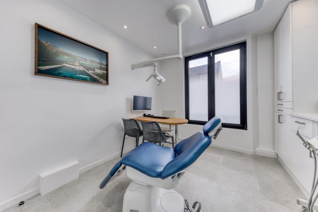 Salle de soins avec bureau de consultation
