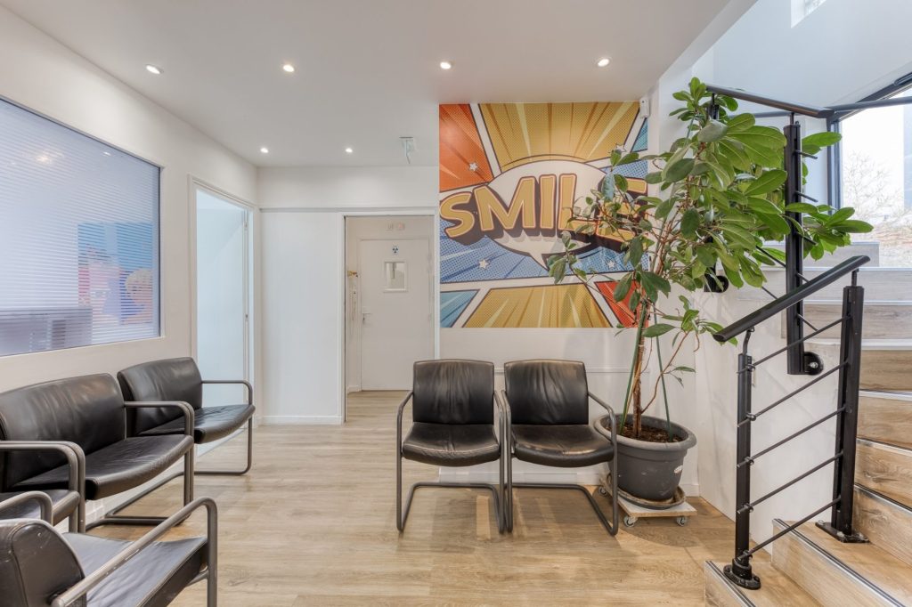 Salle d'attente du cabinet d'orthodontie à Vélizy, mur Smile